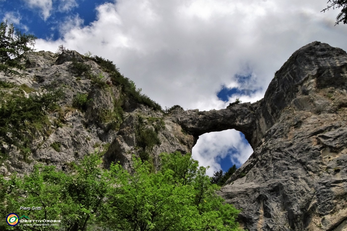 48 Arco di Pegherolo (1680 m), l'arco nella roccia .JPG